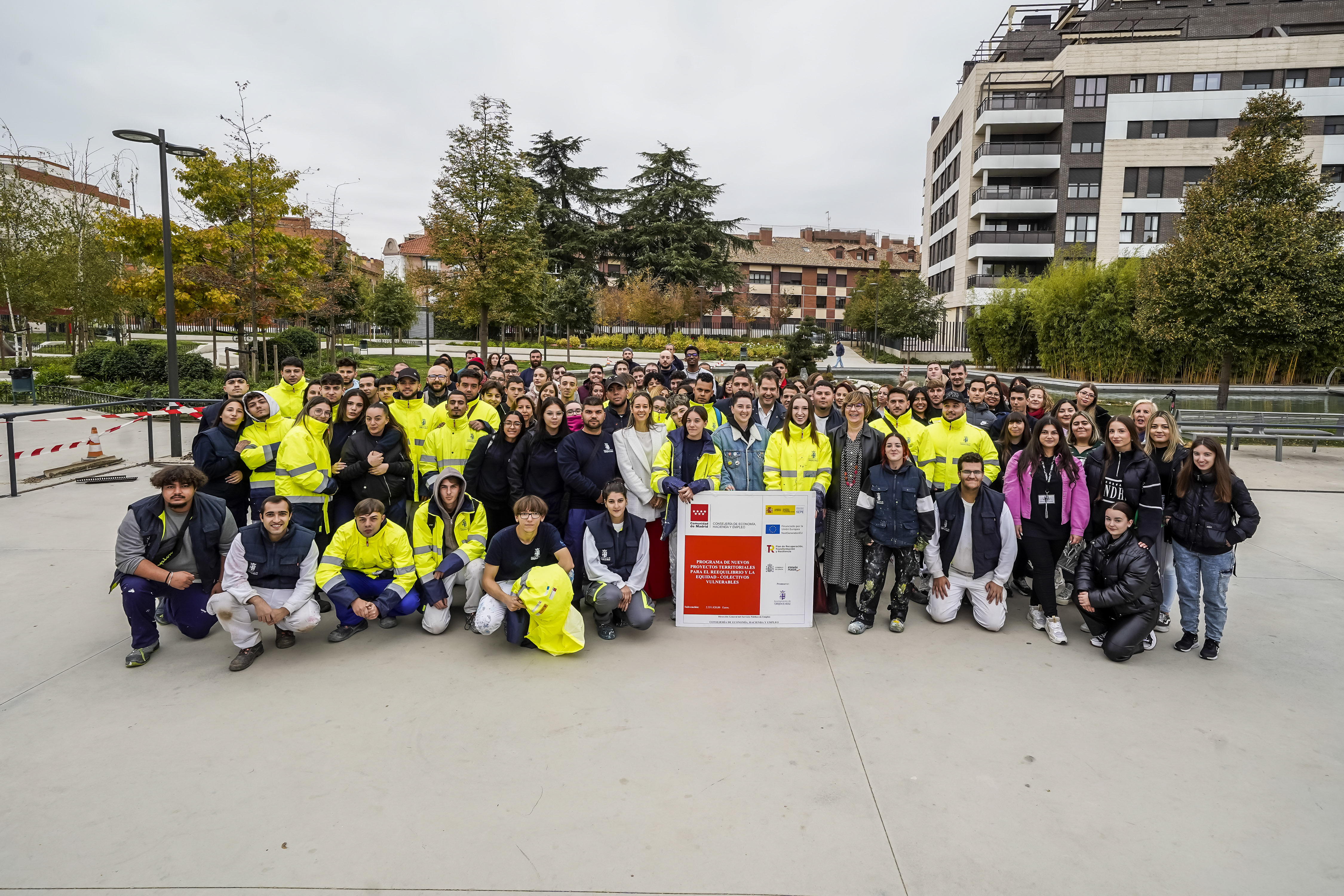 Un total de 120 jóvenes torrejoneros están desarrollando tareas administrativas, de mantenimiento, limpieza y mejora en la ciudad, gracias al convenio firmado por la Comunidad de Madrid y el Ayuntamiento de Torrejón de Ardoz