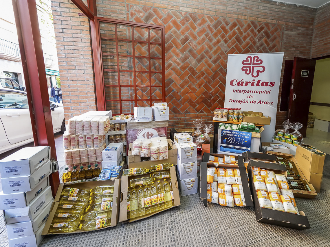 La Asociación de Parados de Torrejón de Ardoz entrega alimentos por valor de 1.805 euros a Cáritas