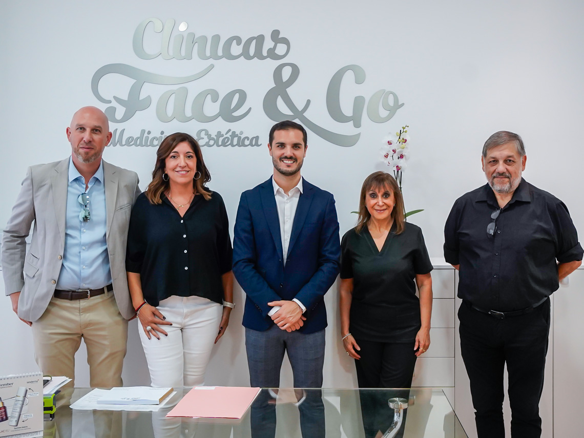 El alcalde, Alejandro Navarro Prieto, visitando “Face & Go”