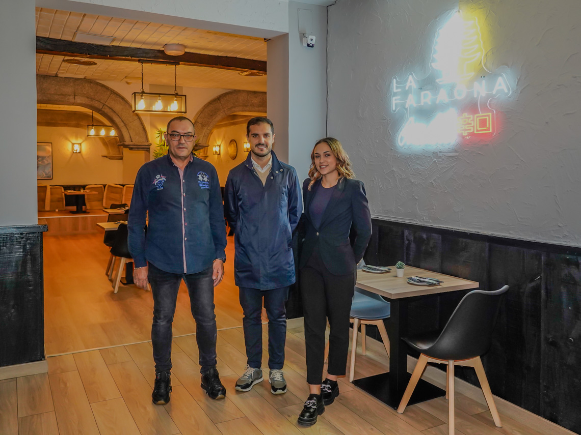 El alcalde, Alejandro Navarro Prieto visitando “La Faraona Sushi Bar & Cocktails” junto a sus gerentes Adriana Gómez y Gregorio Golina