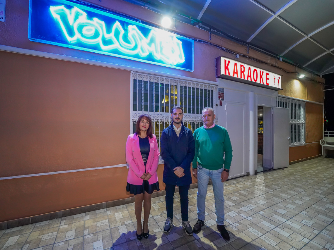El alcalde, Alejandro Navarro Prieto visitando “Karaoke Volumen” junto a sus gerentes, Juan Rivera y María Catalina Picazo