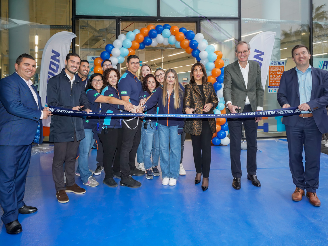 El alcalde, Alejandro Navarro Prieto, en la inauguración de la nueva tienda Action en el Centro Comercial Oasiz Madrid junto a los responsables y trabajadores del establecimiento 