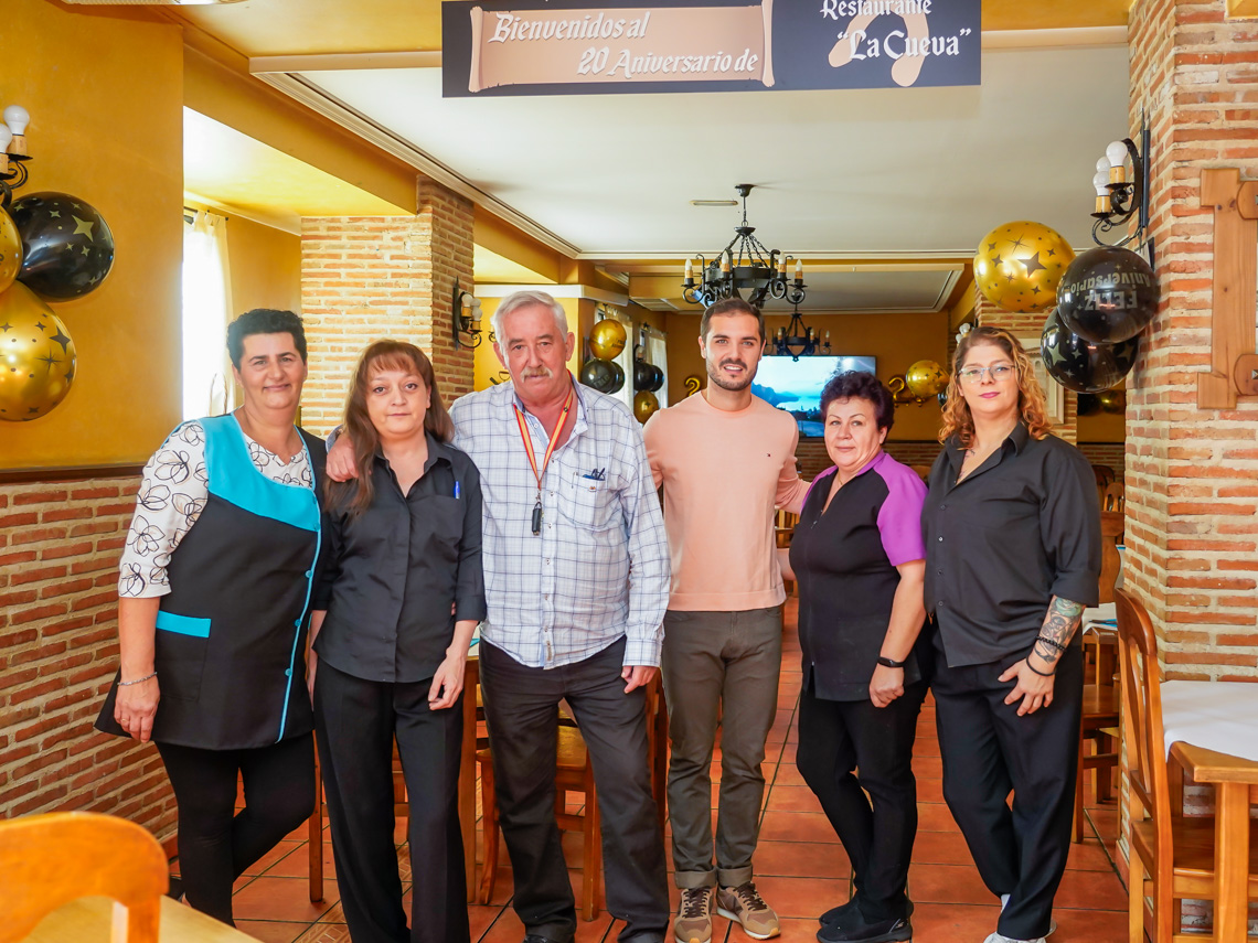 El alcalde, Alejandro Navarro Prieto, junto al gerente, Luis Roa, y los trabajadores del Restaurante La Cueva