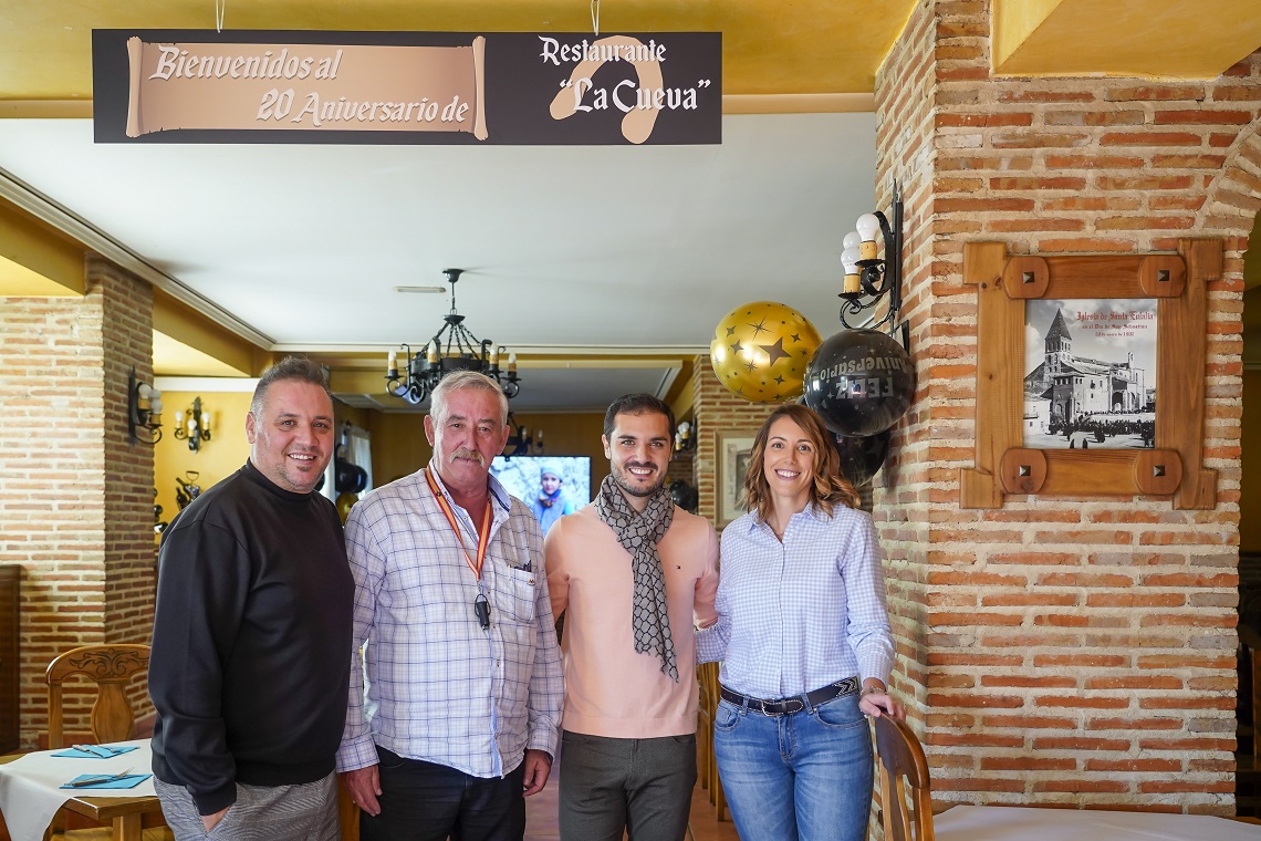 El alcalde, Alejandro Navarro Prieto, junto al gerente del Restaurante La Cueva y sus hijos   