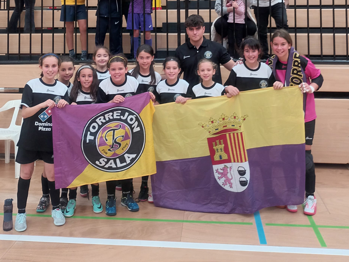 El equipo femenino benjamín federado del Torrejón Sala, campeón de liga