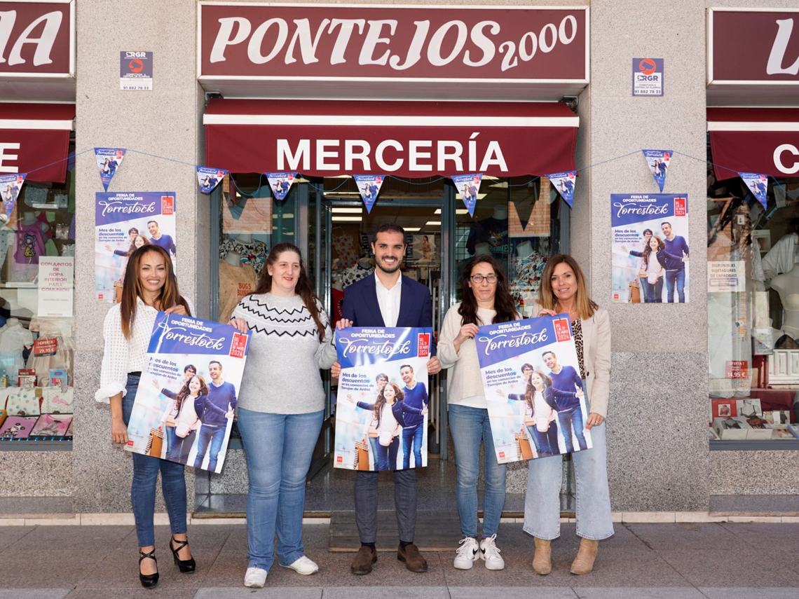 El alcalde, Alejandro Navarro Prieto, acompañado por la secretaria de UNICEM, Carolina Santana, la representante de la Asociación de Comerciantes de la Zona Centro, Vanesa Calvo, y las propietarias de Pontejos, situado en la calle Libertad, 4