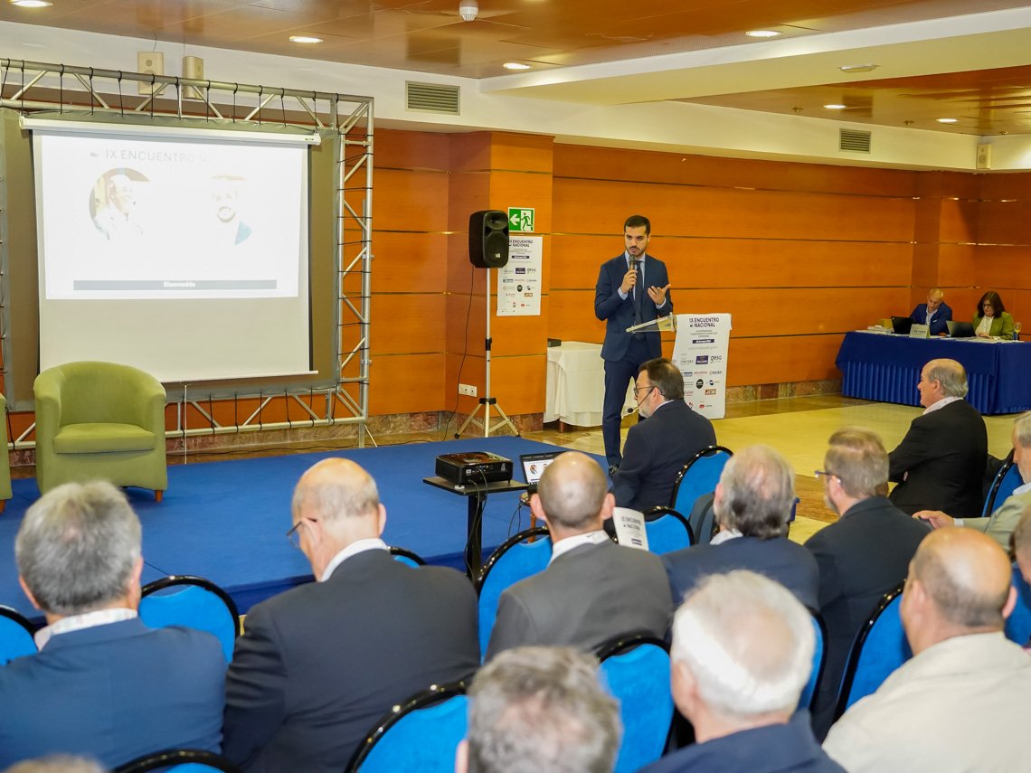 El alcalde, Alejandro Navarro Prieto, dirigiendo unas palabras en el IX Encuentro Nacional de Distribuidores y Alquiladores de Carretillas Elevadoras