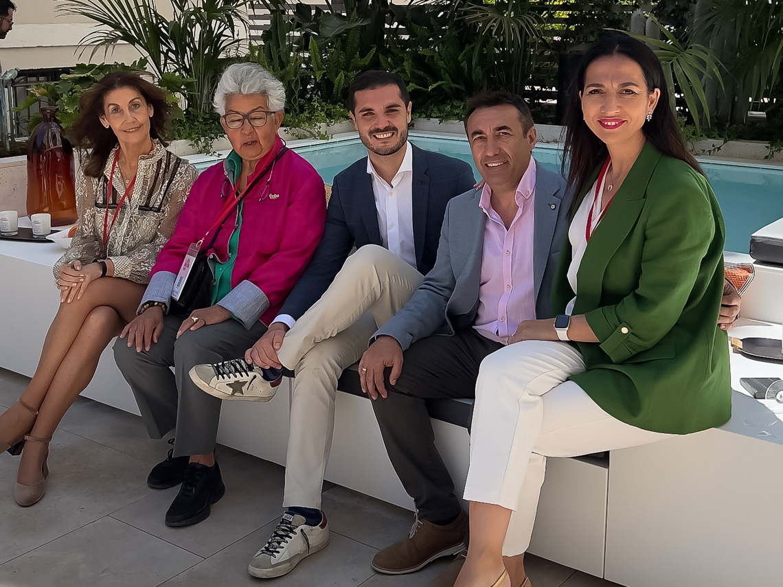 El alcalde, Alejandro Navarro Prieto, visitando a los torrejoneros presentes en Casa Decor 2024