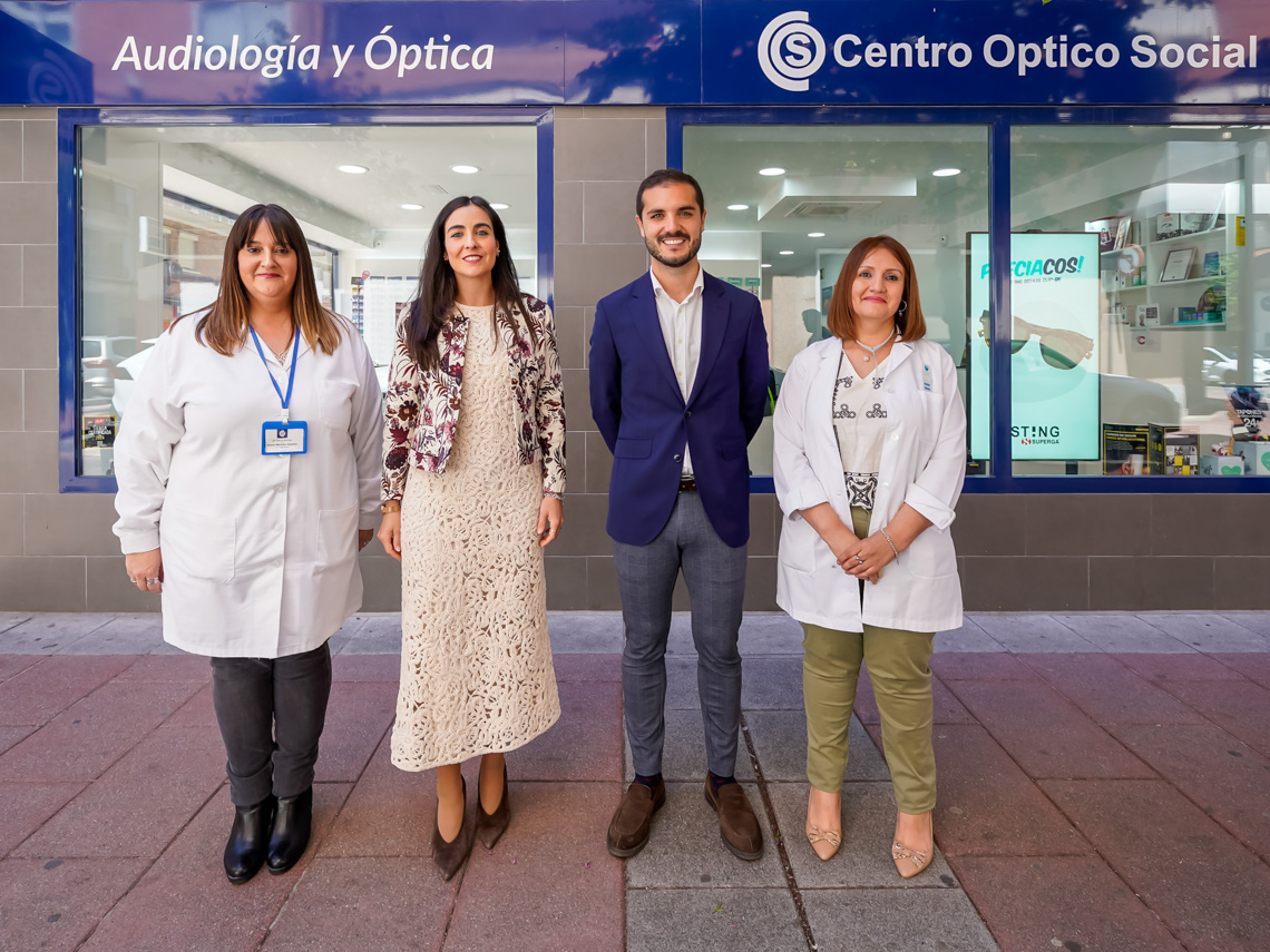 El alcalde, Alejandro Navarro Prieto, junto a las trabajadoras del centro, Susana Castro, Vanesa Manzano y Yenny Astrid Rivera