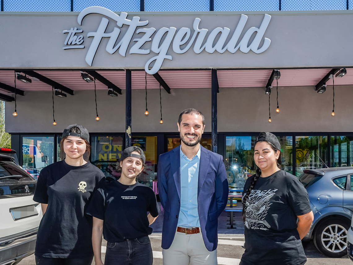 El alcalde, Alejandro Navarro Prieto, visitando The Fitzgerald, junto a sus trabajadoras