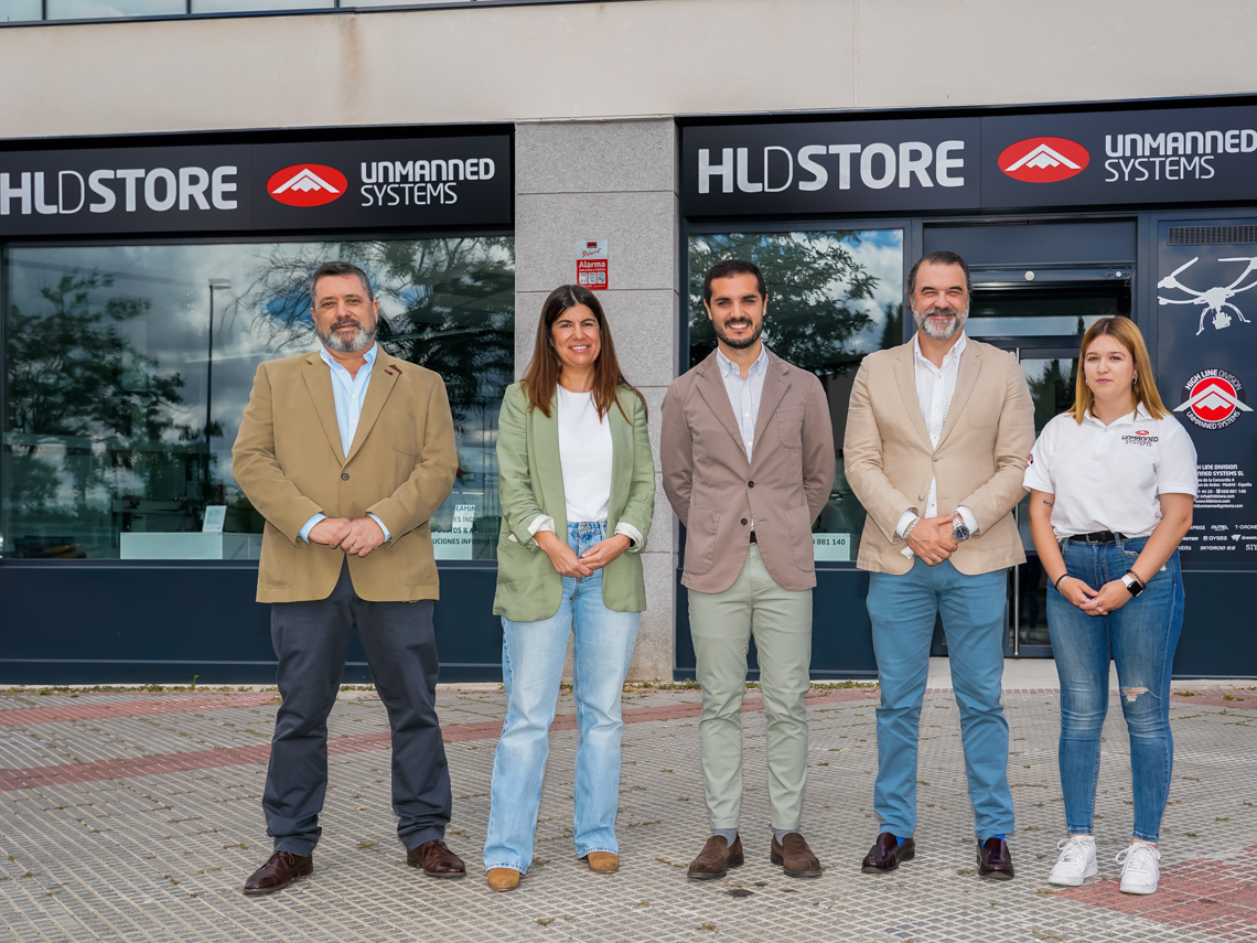 El alcalde, Alejandro Navarro Prieto, junto al CEO, Daniel Granja; al responsable de High Line Division, Félix Revilla; la representante del departamento comercial y marketing, Laura González; y la representante del departamento de administración, Patricia Cid