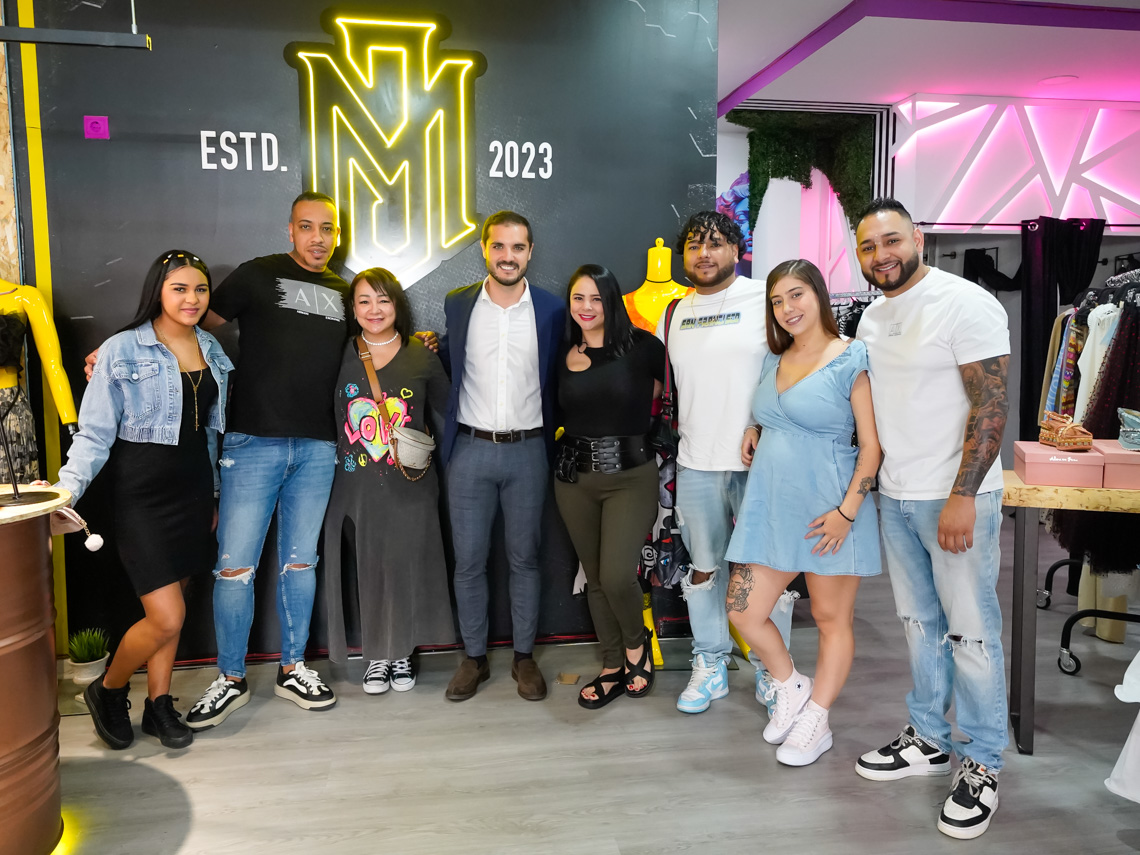 El alcalde, Alejandro Navarro Prieto, visitando JyM Boutique