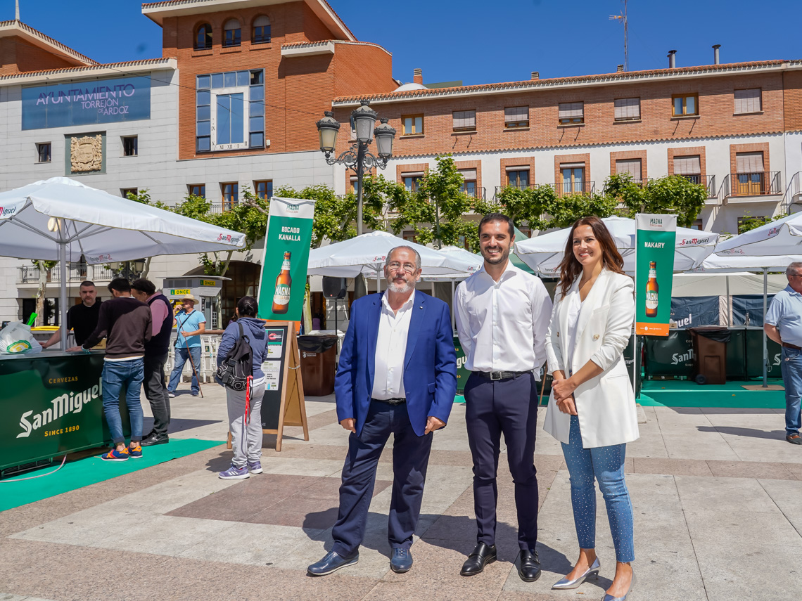 El alcalde, Alejandro Navarro Prieto, y la concejala de Igualdad y Festejos, María Eugenia Gil, y el distribuidor de Magna en el Corredor del Henares, Luis Barreras