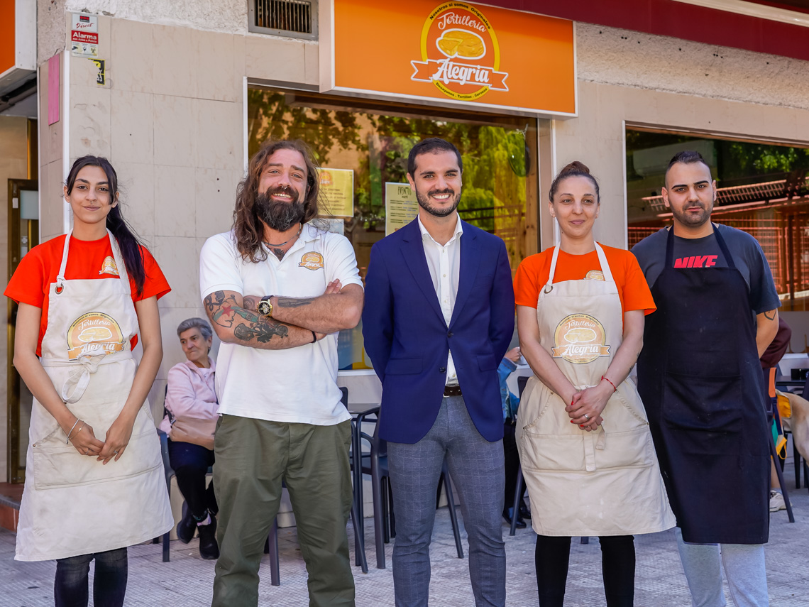 El alcalde, Alejandro Navarro Prieto, visitando Tortillería Alegría, junto a su gerente, Miguel Ángel y los trabajadores del establecimiento