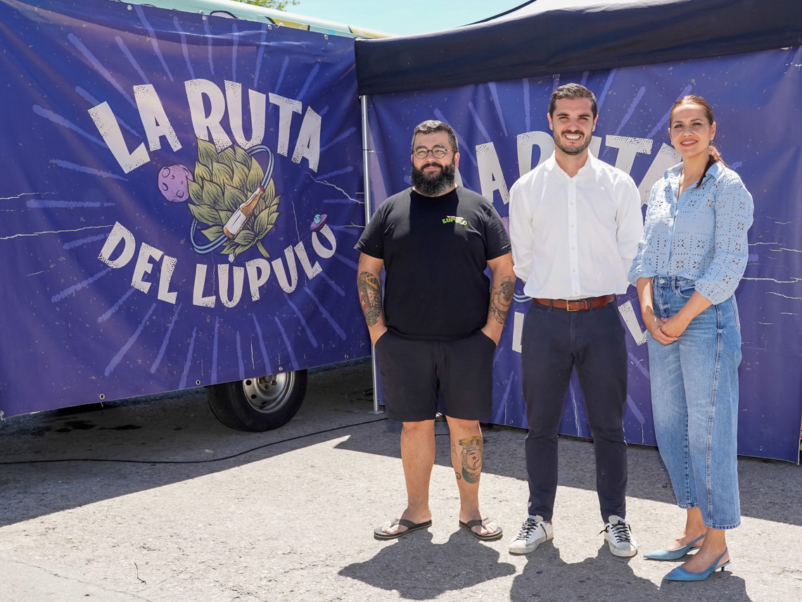 El alcalde, Alejandro Navarro Prieto, y la concejala de Igualdad y Festejos, María Eugenia Gil, informando sobre el Beer Festiva, junto al responsable de La Ruta del Lúpulo, Esteban Loureiro