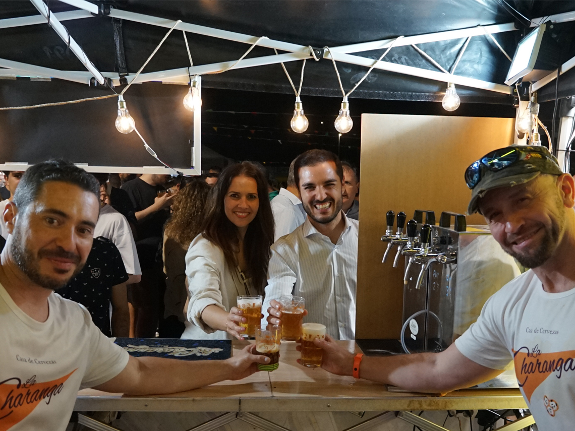 La tercera edición del Beer Festival hizo las delicias de los torrejoneros aficionados a la cerveza, que pudieron degustar más de un centenar de tipos diferentes de esta bebida milenaria