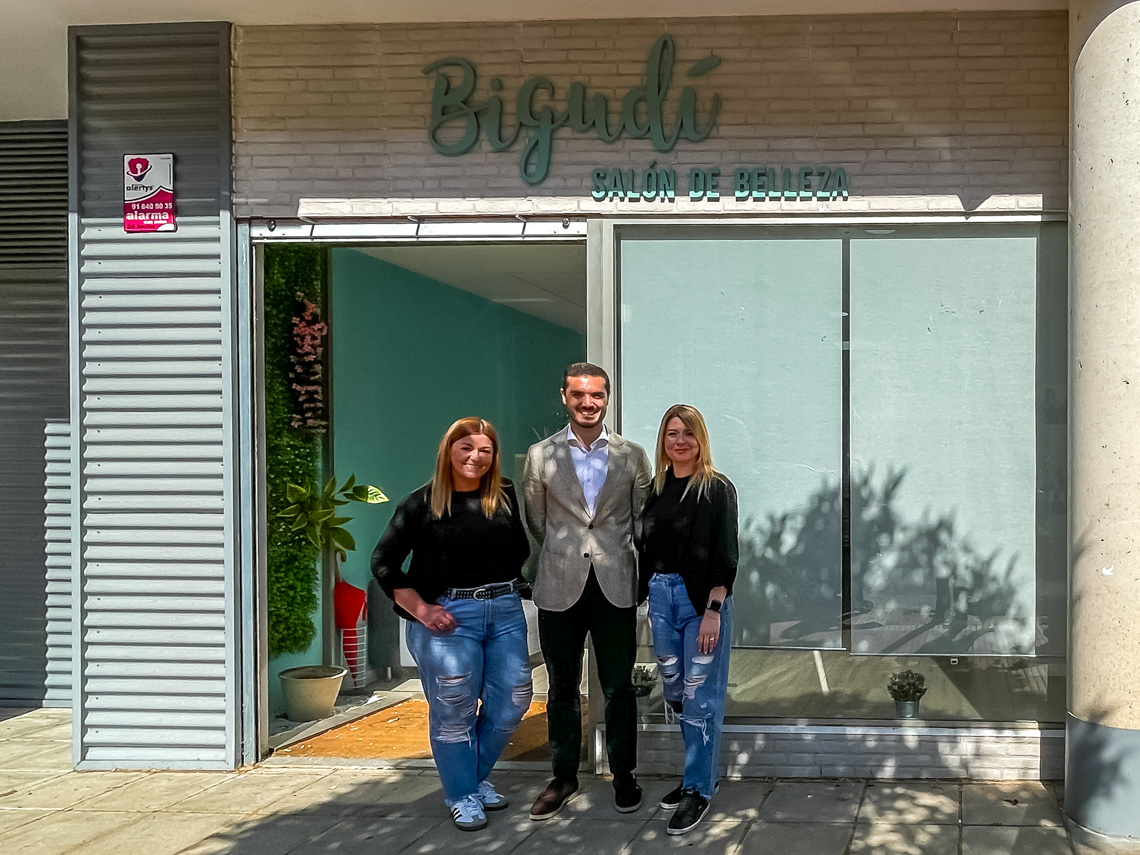 El alcalde, Alejandro Navarro Prieto visitando Bigudí, junto a sus gerentes, Salud Bravo y Laura Cuenca