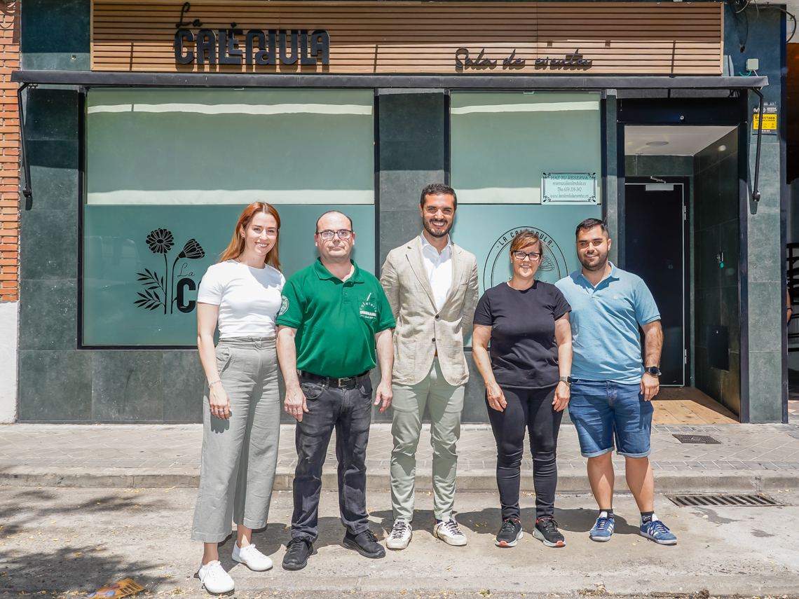 El alcalde, Alejandro Navarro Prieto, visitando La Caléndula, junto a sus gerentes, Julia Pereira y Miguel Ángel Crespo y sus hijos, Rubén y Cynthia, que colaboran en la regencia del establecimiento