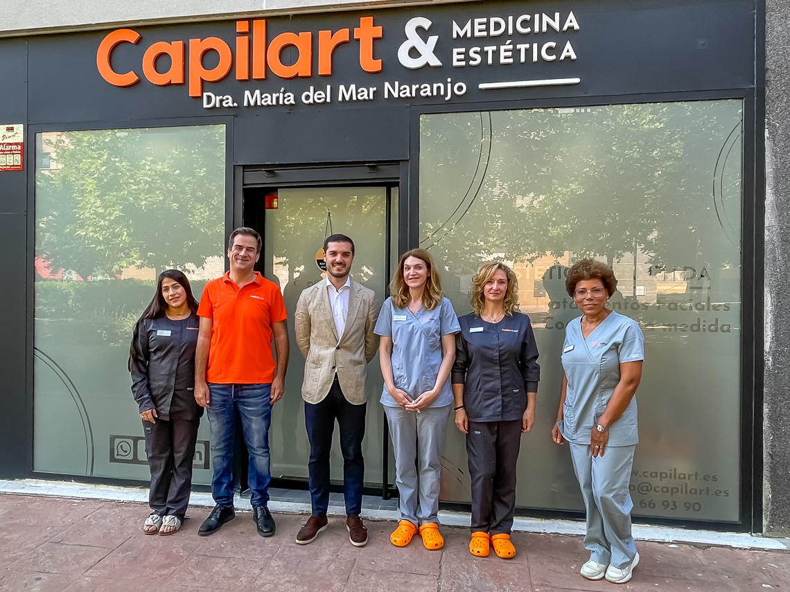 El alcalde, Alejandro Navarro Prieto, visitando Capilart&ME, junto a sus gerentes, la doctora María del Mar Naranjo y Juan de la Higuera. y sus trabajadores 