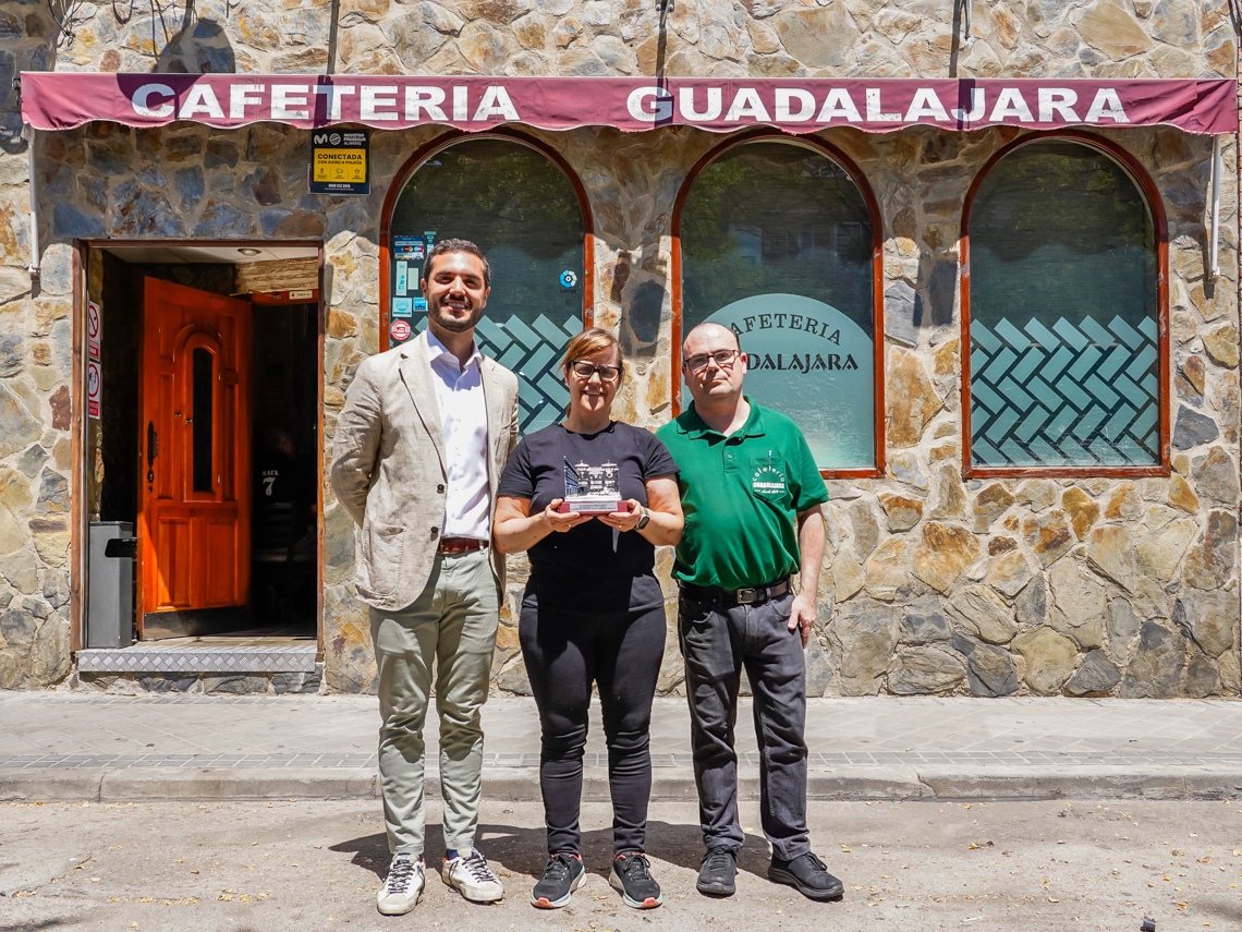 El alcalde, Alejandro Navarro Prieto visitando el Bar Guadalajara, junto a sus gerentes y propietarios, Julia Pereira y Miguel Ángel Crespo