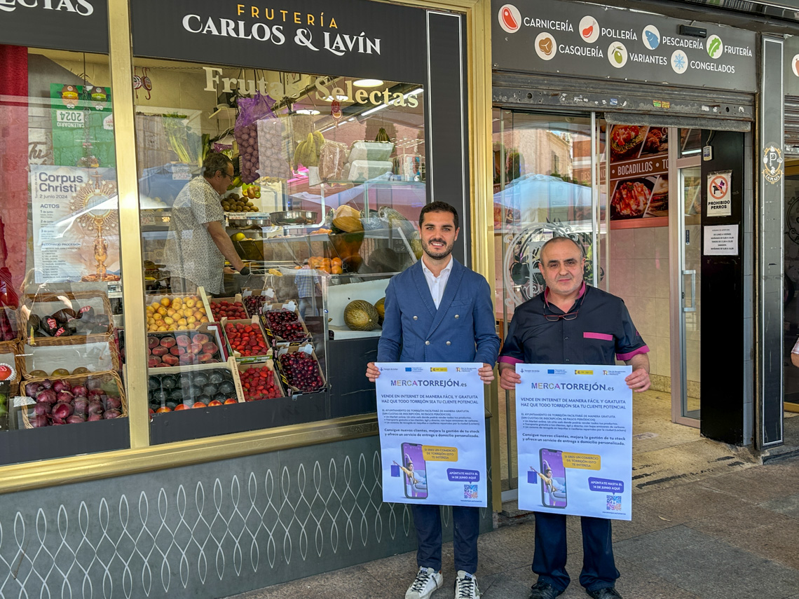 El alcalde, Alejandro Navarro Prieto, informando sobre la iniciativa MercaTorrejón, en la Galería Comercial La Plaza, situada en la Plaza Mayor de la ciudad, junto a su presidente, Rafael Fernández