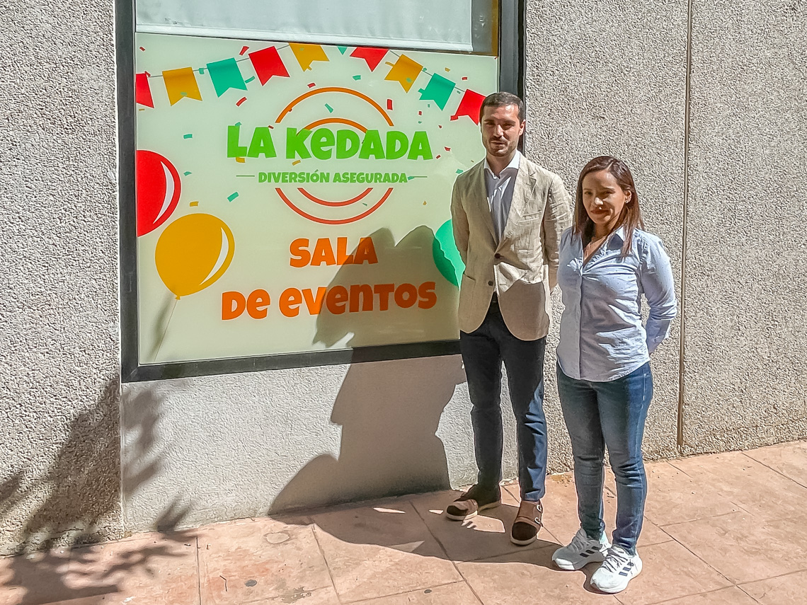 El alcalde, Alejandro Navarro Prieto, visitando La Kedada, junto a su gerente, Carmen Casas