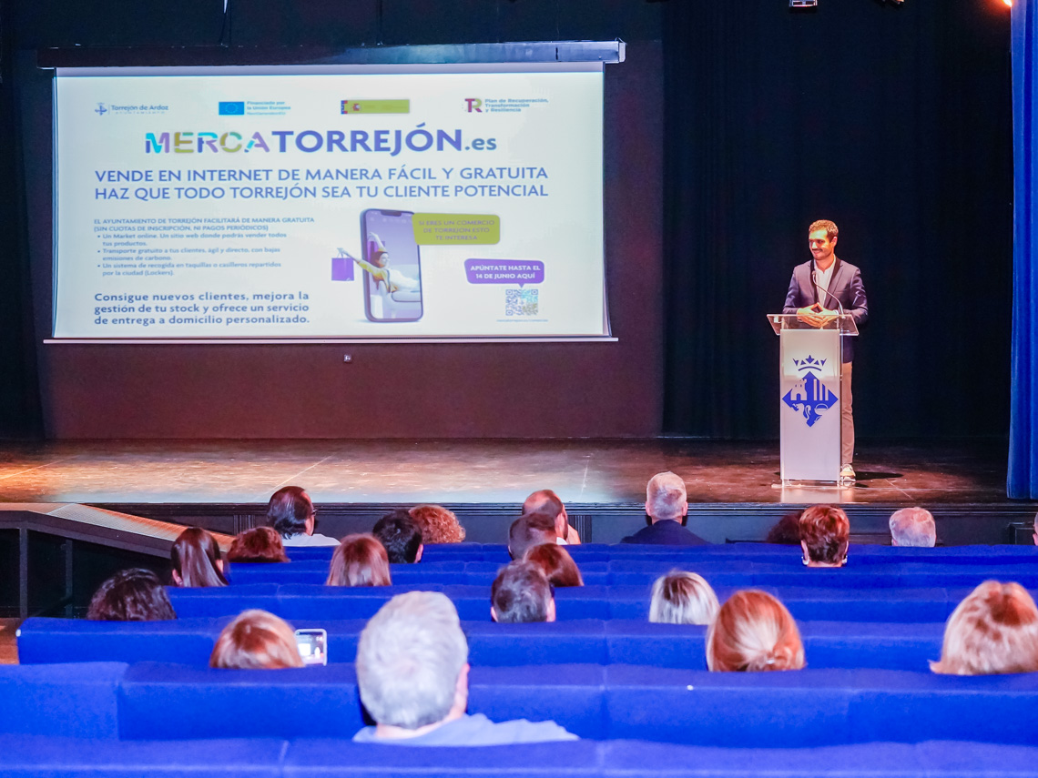 El alcalde, Alejandro Navarro Prieto, presentando la iniciativa a los comerciantes de la ciudad