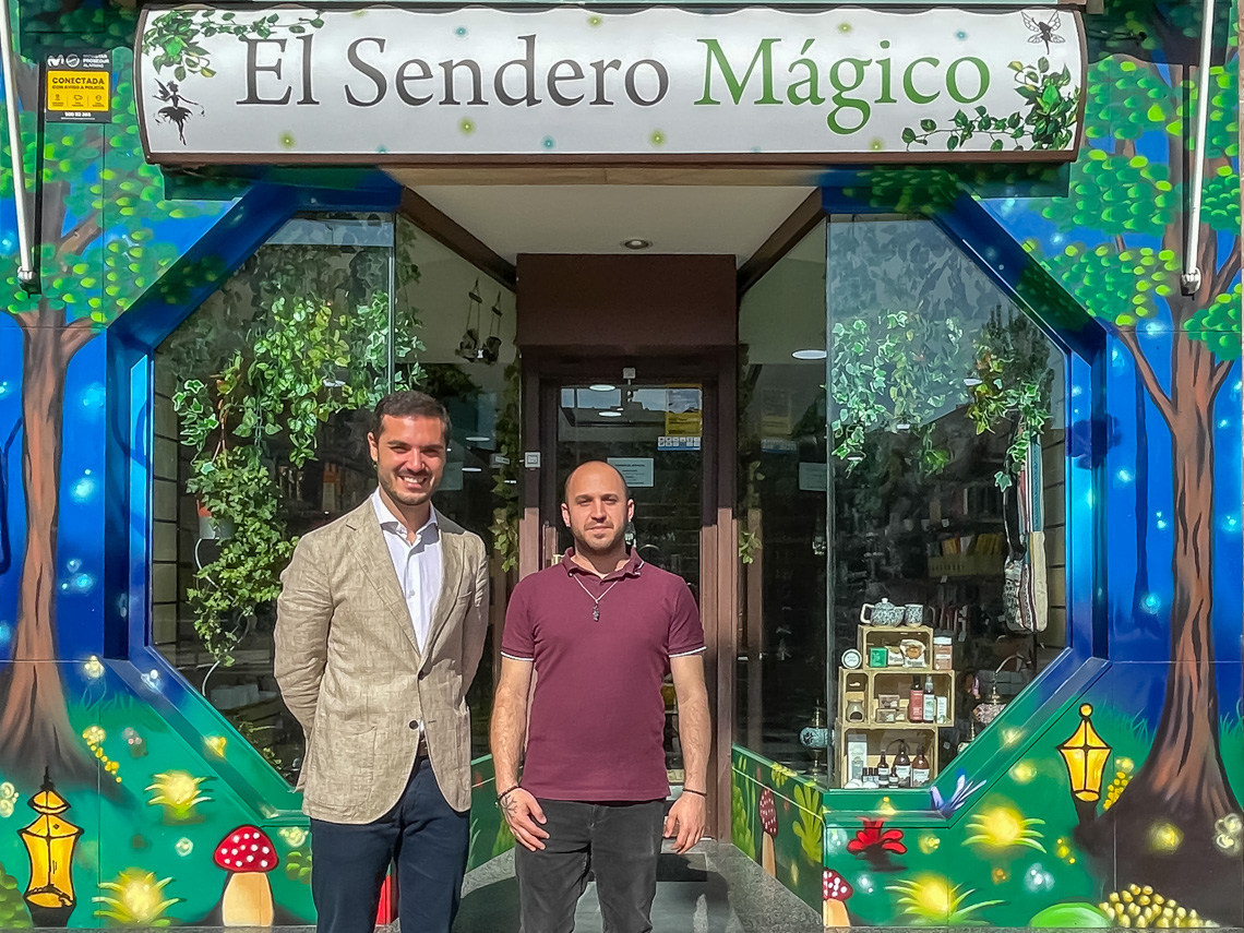 El alcalde, Alejandro Navarro Prieto, visitando El sendero mágico, junto a su propietario, Rubén Nadal