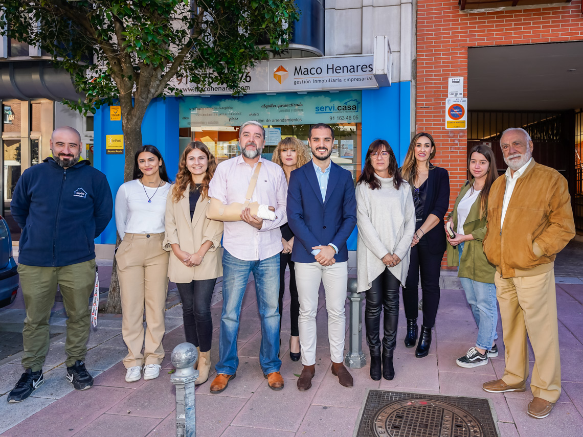 El alcalde, Alejandro Navarro Prieto, visitando Servi-Casa Maco Henares