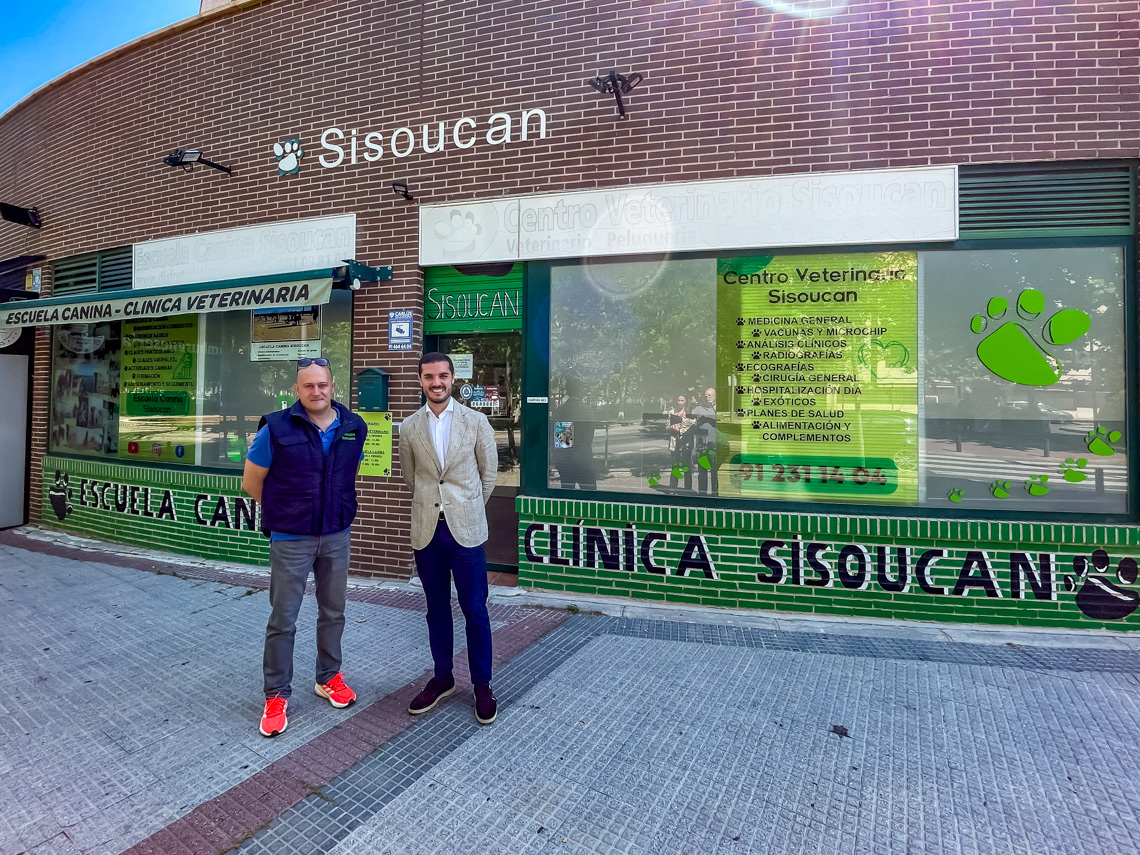 El alcalde, Alejandro Navarro Prieto, visitando Sisoucan, junto a uno de sus gerentes, Carlos Calatayud