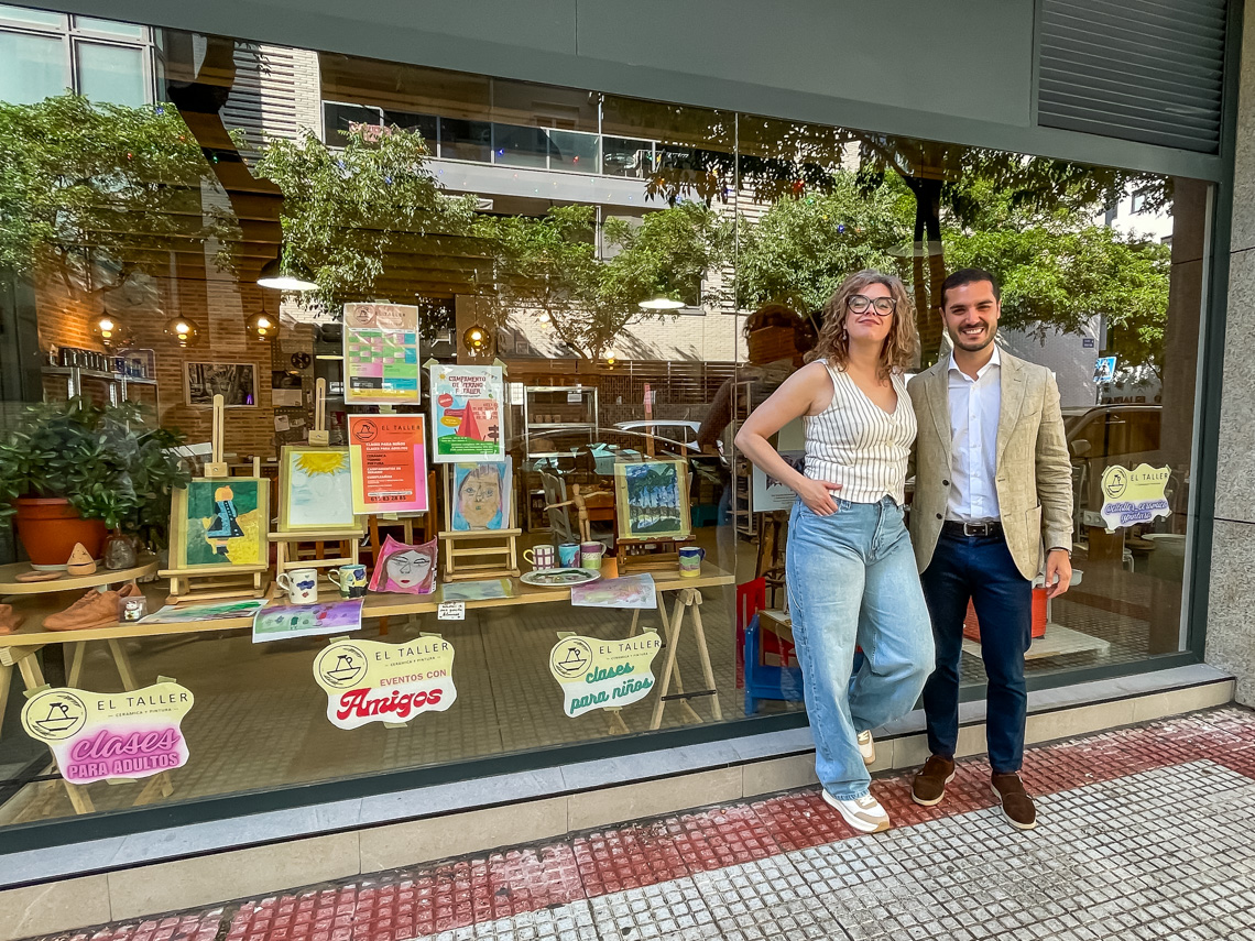 El alcalde, Alejandro Navarro Prieto, visitando El taller, junto a su gerente, Covadonga del Toro 