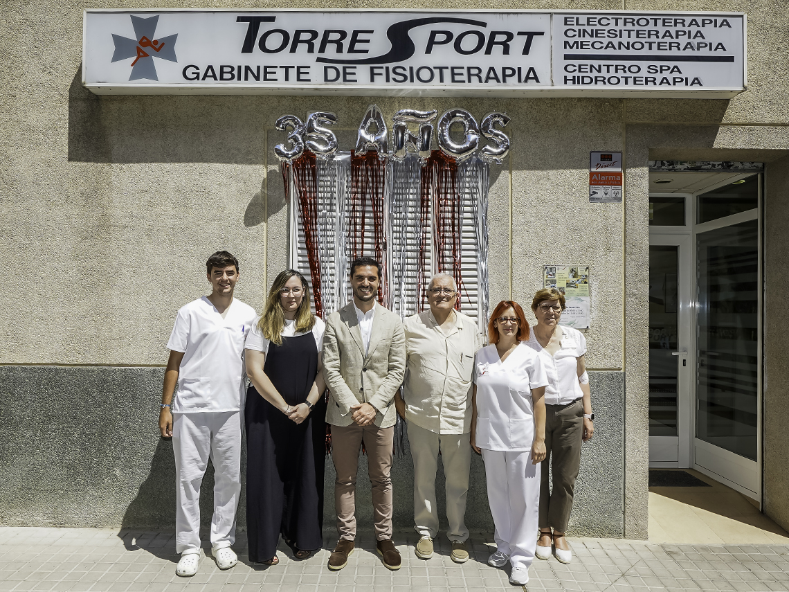 El alcalde, Alejandro Navarro Prieto, visitando Torresport, junto a su gerente, Beatriz Torres y algunos de los trabajadores del gabinete