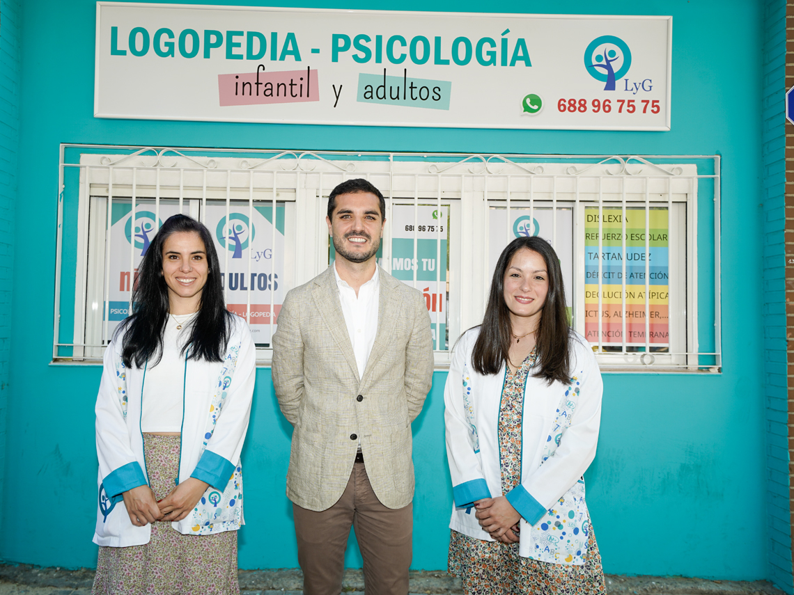 El alcalde, Alejandro Navarro Prieto, visitando Logopedia LyG junto a sus gerentes, Laura Castro y Gema VicenteEl alcalde, Alejandro Navarro Prieto, visitando Logopedia LyG junto a sus gerentes, Laura Castro y Gema Vicente