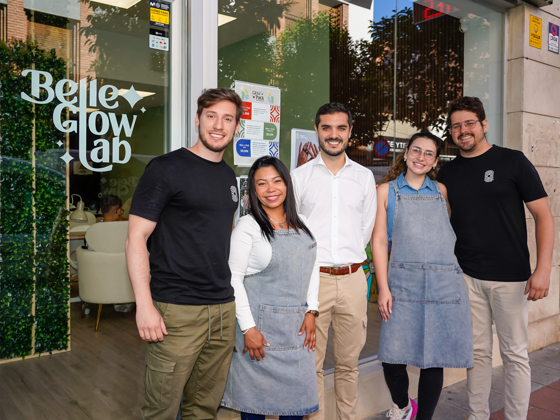 El alcalde, Alejandro Navarro Prieto, visitando Belle Glow Lab junto a sus gerentes, Andrés Dellacasa y José Alejandro Zerlin, y dos de sus trabajadoras