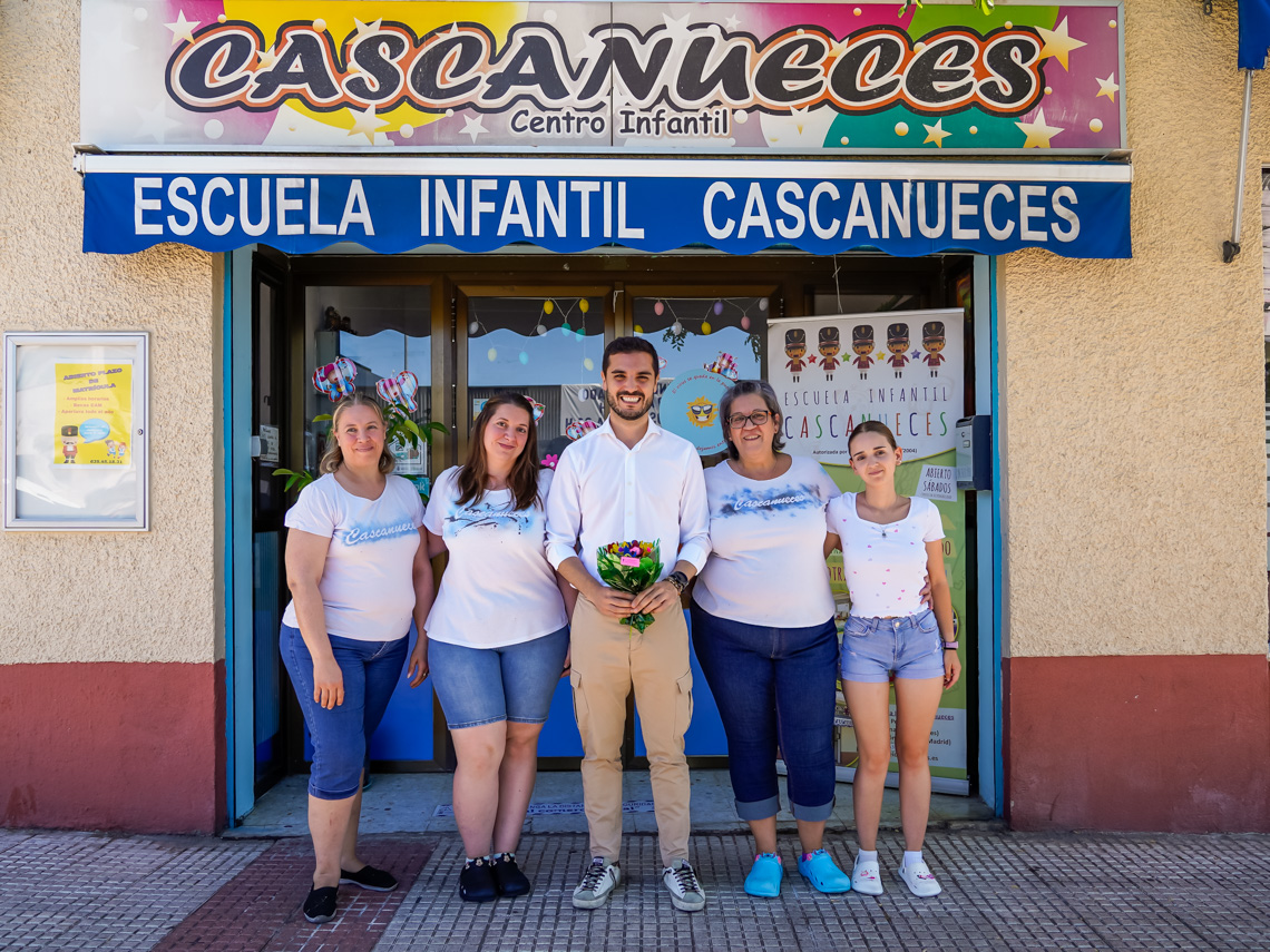 El alcalde, Alejandro Navarro Prieto, visitando la Escuela Infantil Cascanueces