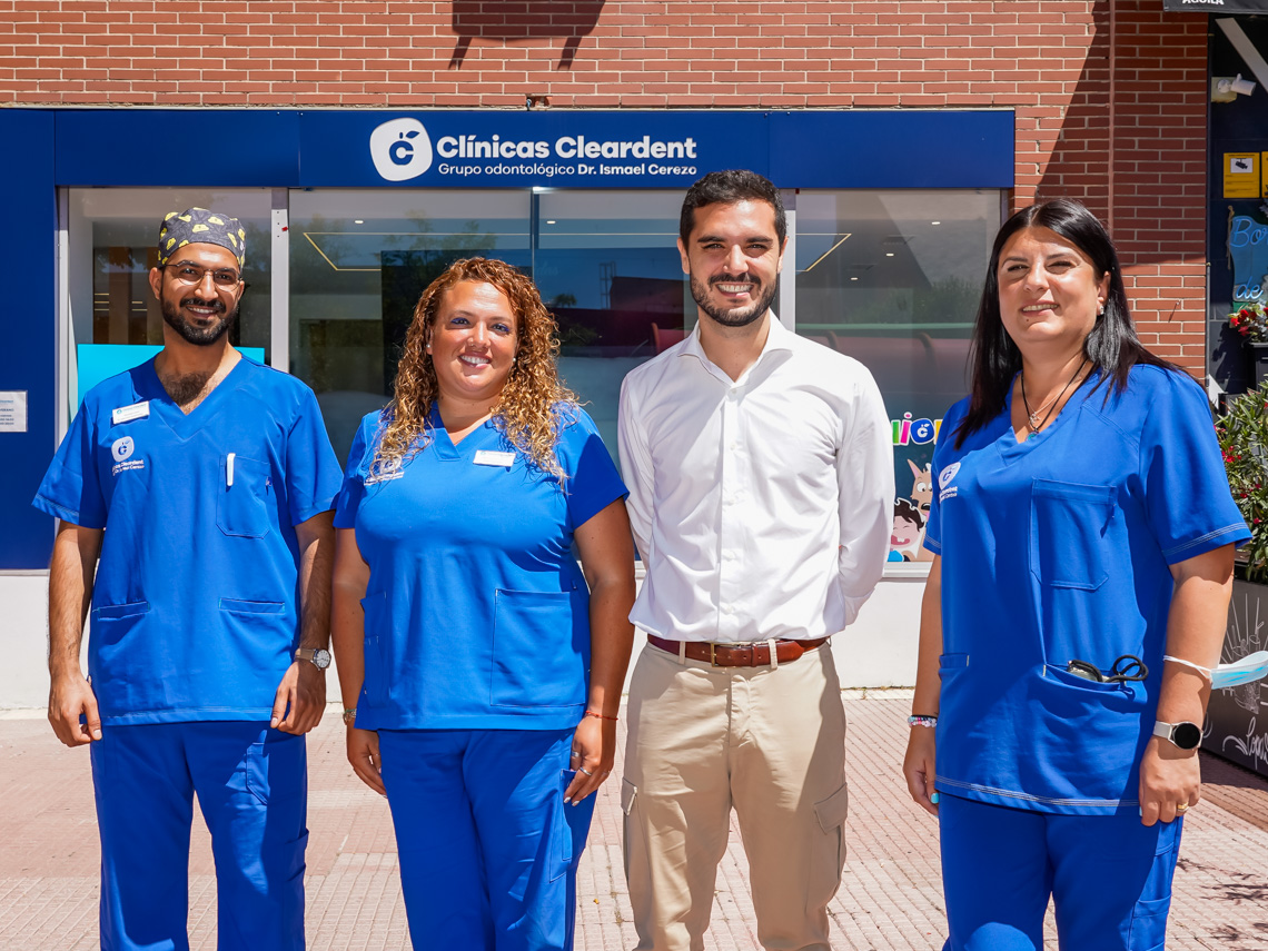 El alcalde, Alejandro Navarro Prieto, visitando Cleradent, junto a su directora, Raquel Toribio y algunas de sus trabajadores