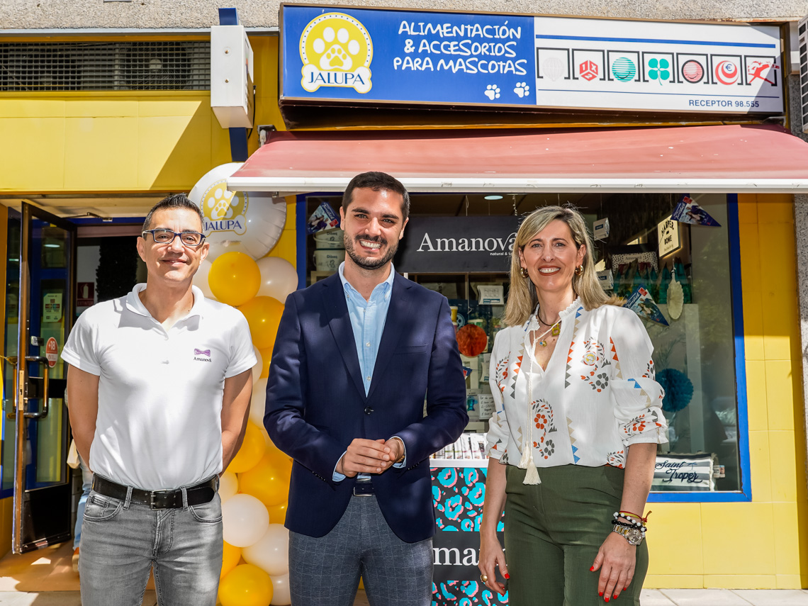 El alcalde, Alejandro Navarro Prieto, visitando Jalupa junto a su propietaria, Belén Marcellán, y el coordinador de Amanova Antonio Garcia 