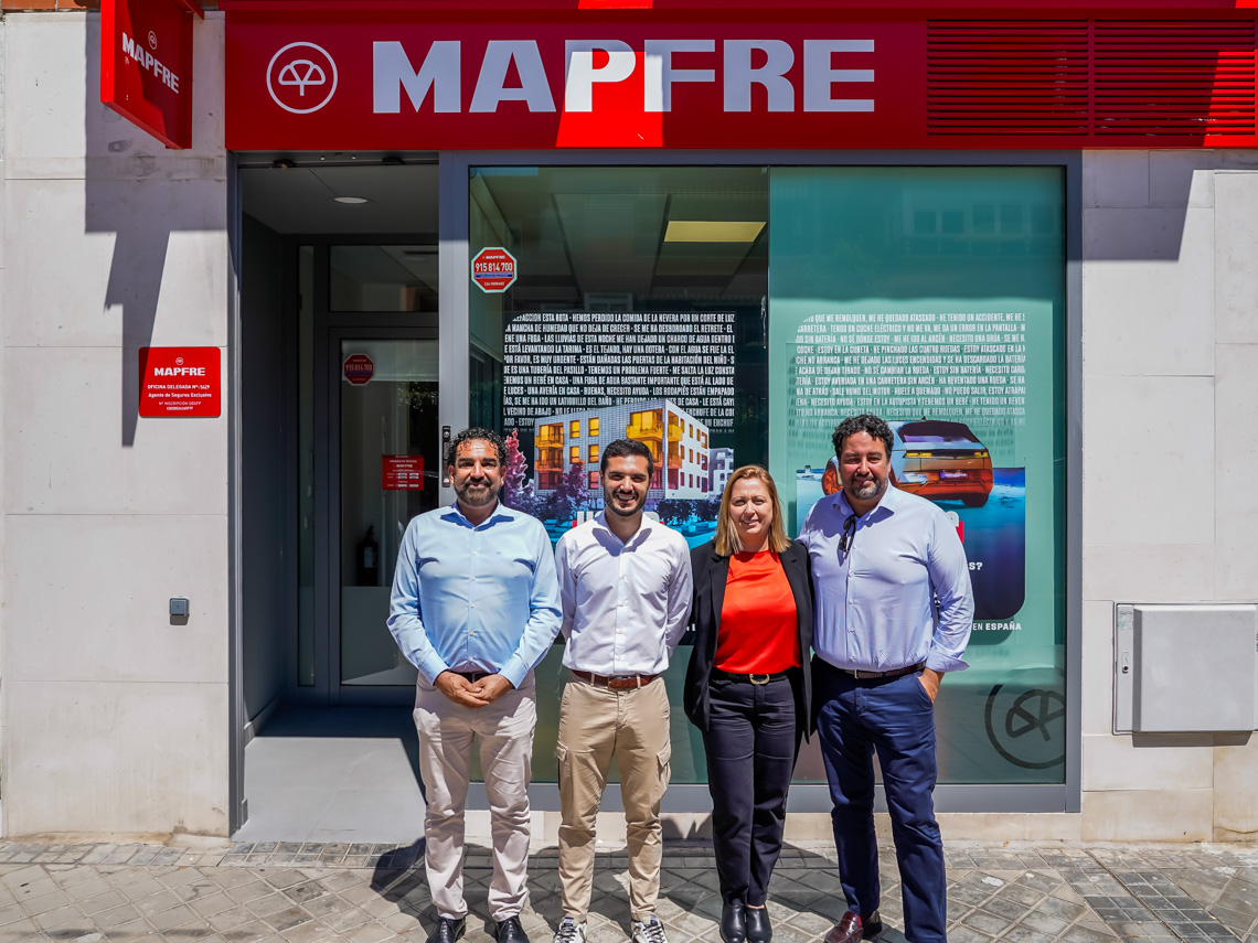 El alcalde, Alejandro Navarro Prieto, visitando la nueva oficina que Mapfre ha abierto en Torrejón de Ardoz, junto a su director, José Manuel García y dos de sus trabajadores