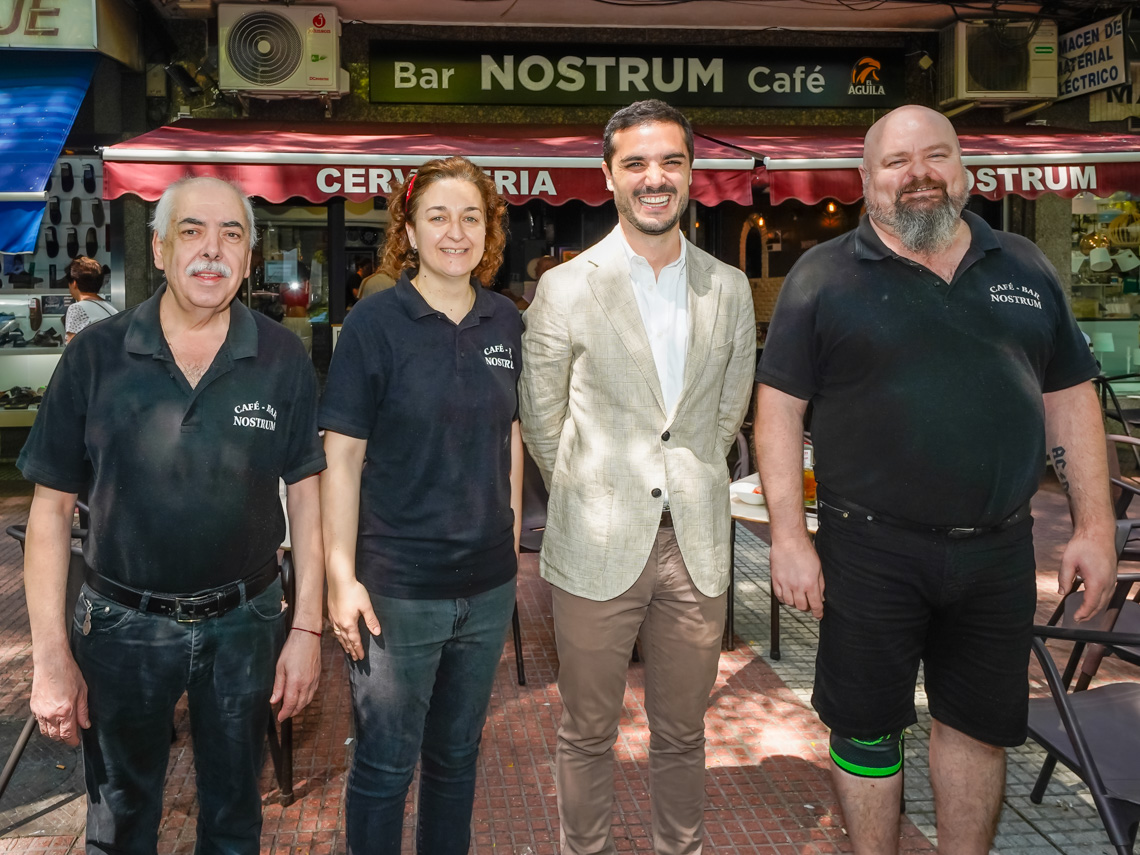 El alcalde, Alejandro Navarro Prieto, visitando Bar Nostrum junto a su gerente, Felisa García, y dos de sus trabajadores, José García y Luis Martín 