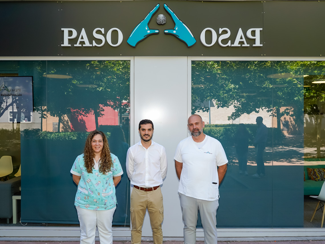 El alcalde, Alejandro Navarro Prieto, visitando Paso a Paso, junto a sus gerentes, Yamina González y Oliver González