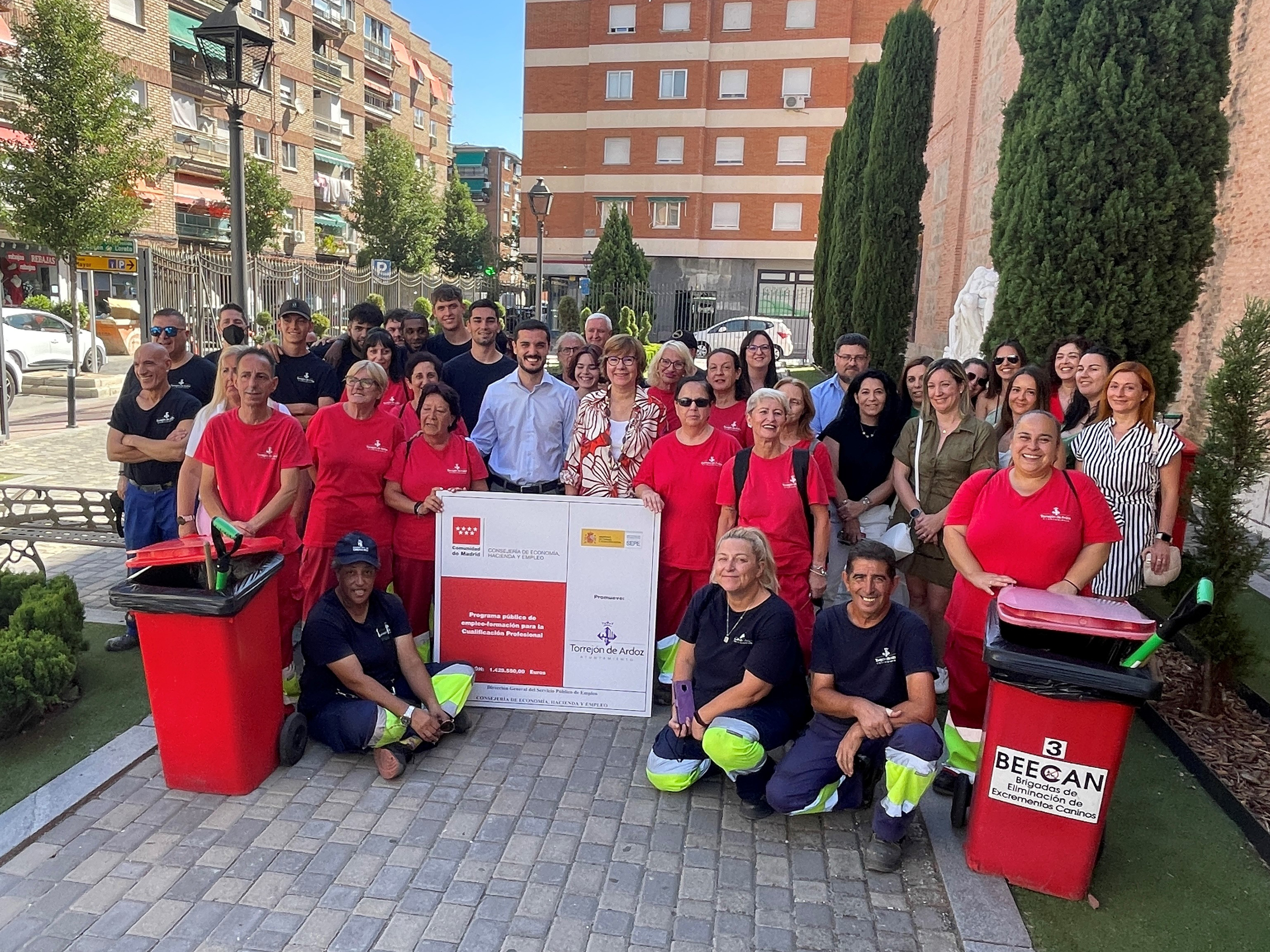 El Ayuntamiento de Torrejón de Ardoz ha contratado a 60 torrejoneros que están desarrollando tareas de mantenimiento, limpieza, administrativas y de mejoras en la ciudad