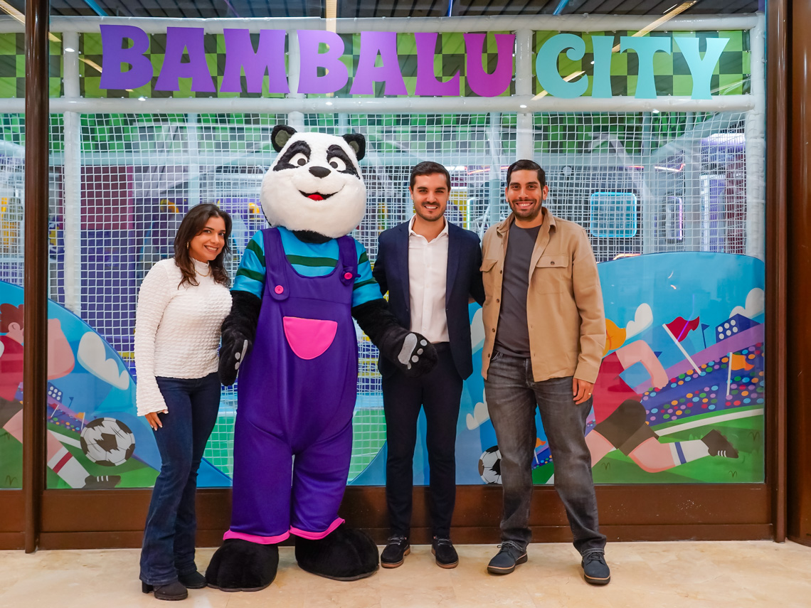 El alcalde, Alejandro Navarro Prieto, visitando Bambalu City, junto a sus gerentes, Elisama Nazar y Gerardo Bastidas, y la mascota estrella del parque, el panda Balu