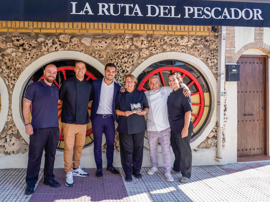 El alcalde, Alejandro Navarro Prieto, visitando La Ruta del Pescador, junto a sus gerentes y sus hijos  