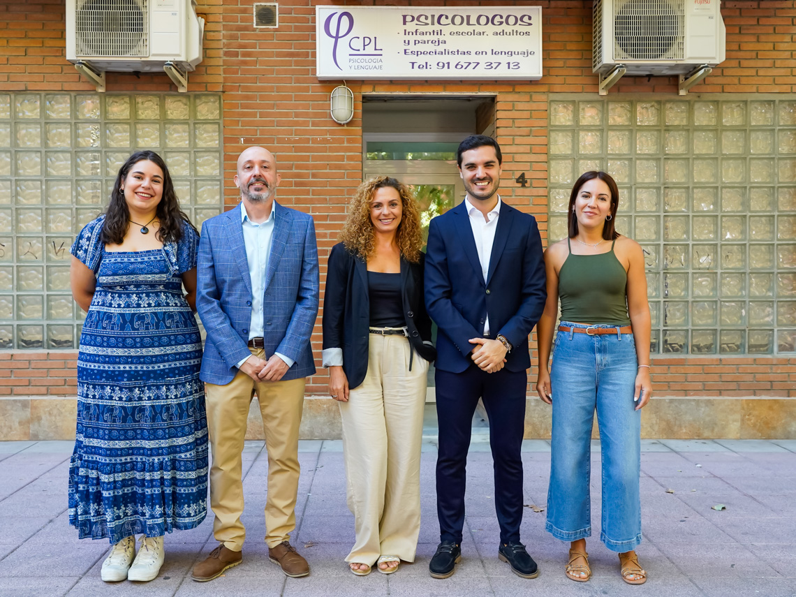 El alcalde, Alejandro Navarro Prieto, visitando CPL junto a su gerente, Juana García, el psicólogo, Javier Gutiérrez, y los logopedas, Claudia Ramírez y Raquel Domingo