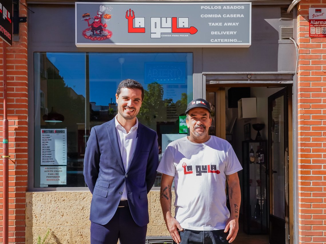 El alcalde, Alejandro Navarro Prieto, visitando La Gula junto a uno de sus gerentes