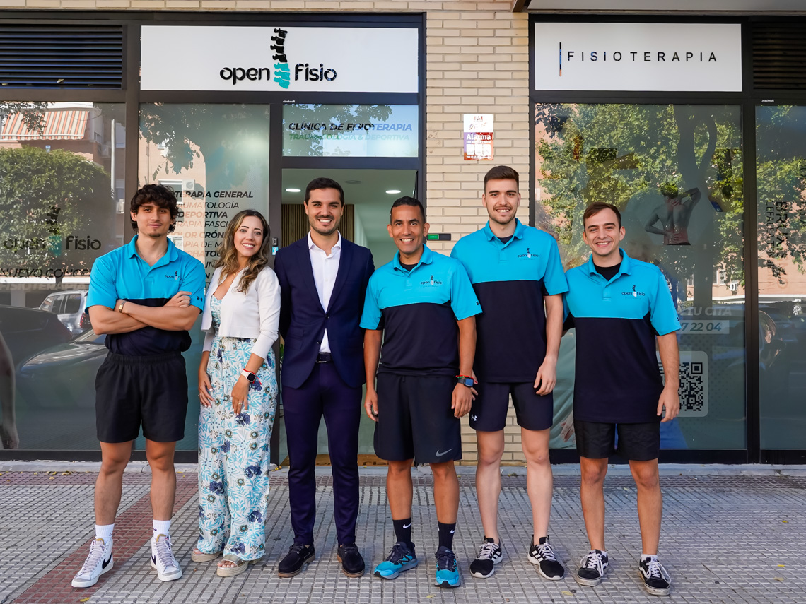 El alcalde, Alejandro Navarro Prieto, visitando Openfisio junto a su gerente, Robinson Torres y tres de sus fisioterapeutas, Guillermo Moreno, Ricardo de León y Mario Seco