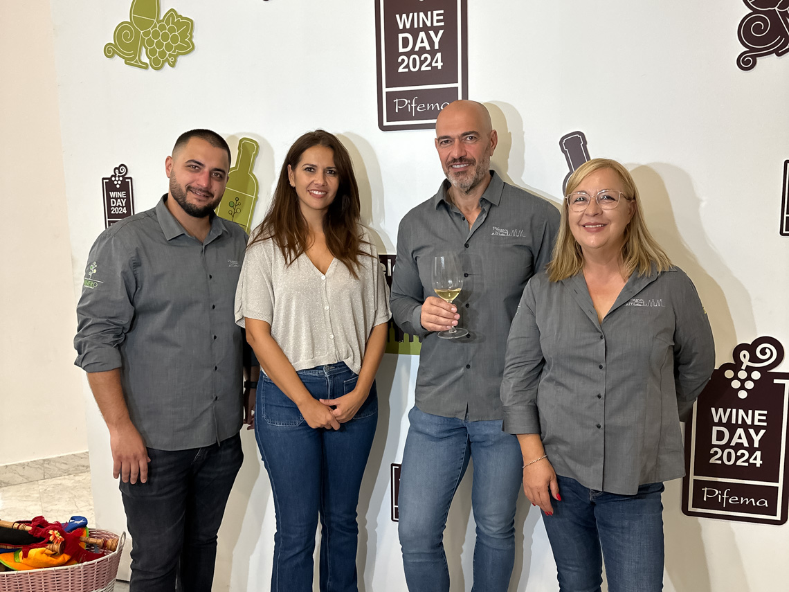 La concejala de Igualdad y Festejos, María Eugenia Gil, junto a los gerentes, Blanca Macía, Félix Macía y José María Bermejo