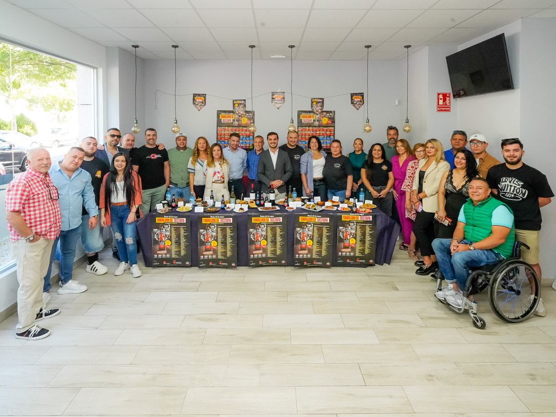 El alcalde, Alejandro Navarro Prieto, presentando en el Restaurante Cafetería Bocatín, junto a la edil de Igualdad y Festejos, María Eugenia Gil, la concejala de Turismo, Mirian Gutiérrez, y numerosos representantes de los establecimientos participantes la nueva edición de esta exitosa iniciativa