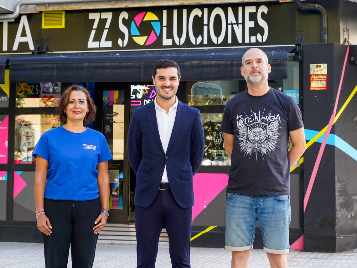 El alcalde, Alejandro Navarro Prieto, visitando ZZ Soluciones junto a su gerente, Juan Puerta, y la encargada del taller, Azucena Doñoro