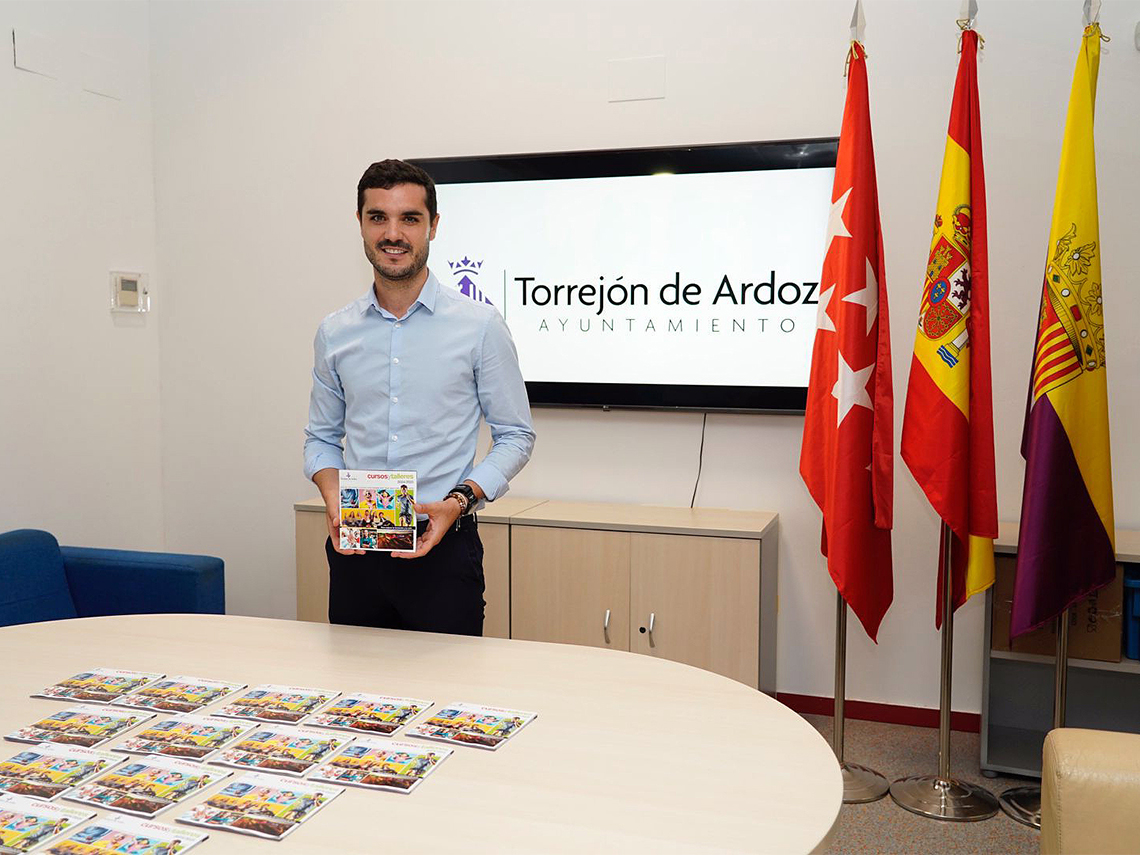 El alcalde, Alejandro Navarro, presentando la oferta de cursos y talleres del Ayuntamiento